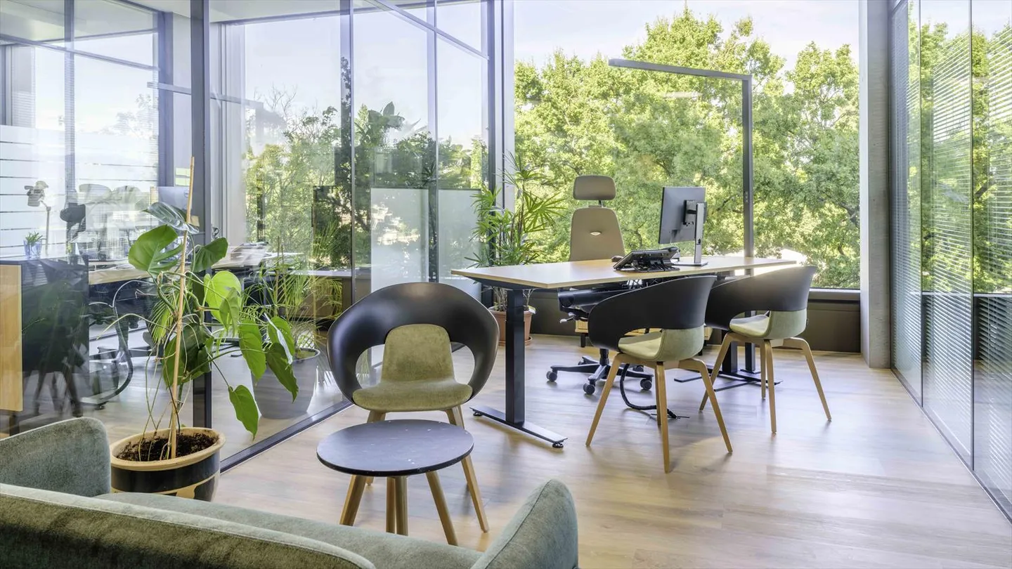 Eine grüne Arbeitsumgebung, die für Begegnungen und Synergien gestaltet ist - Foto 2 von 10