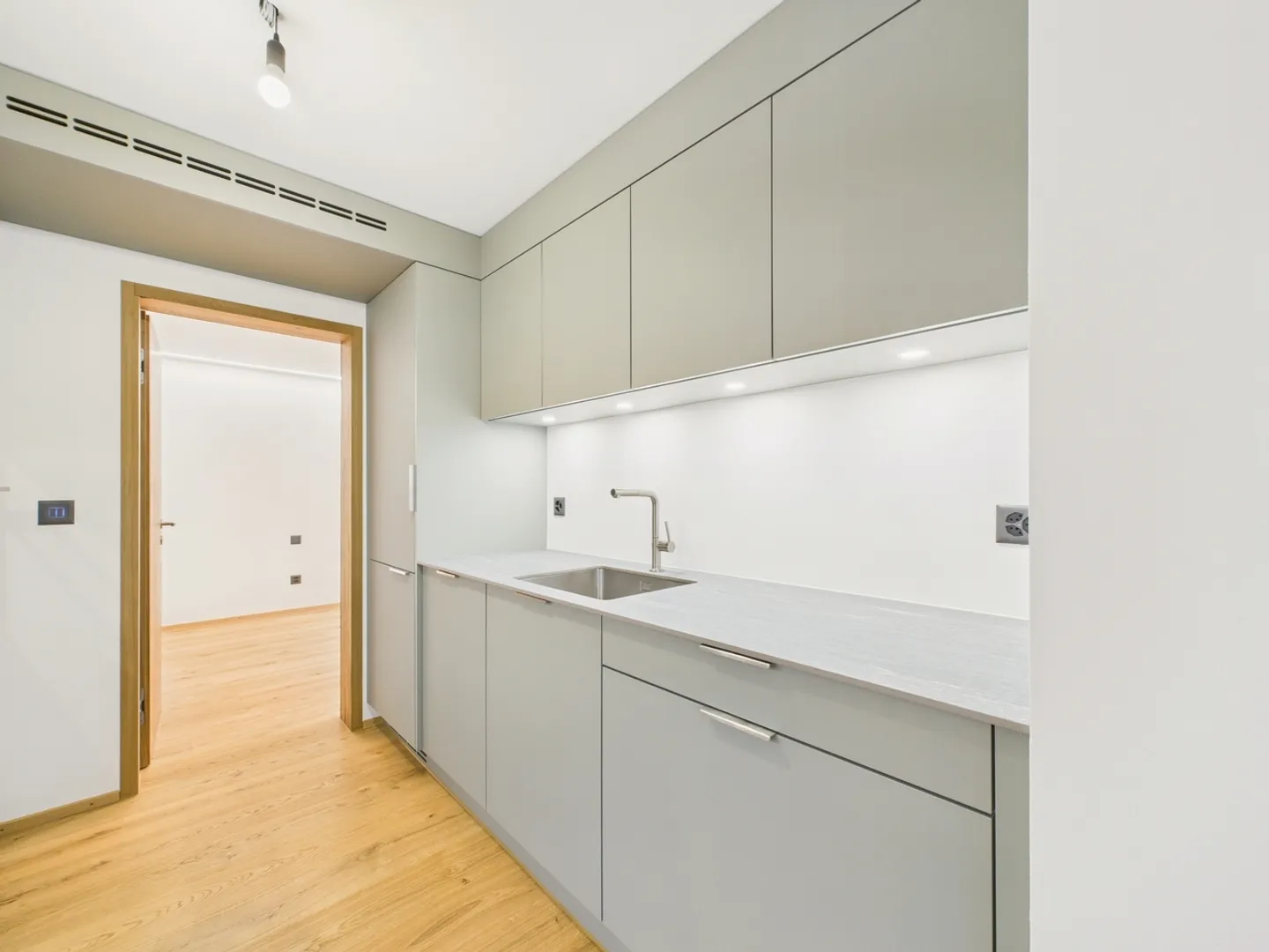 Appartement 2.5 pièces récemment rénové avec débarras et cave, Degen - Photo 2 sur 12