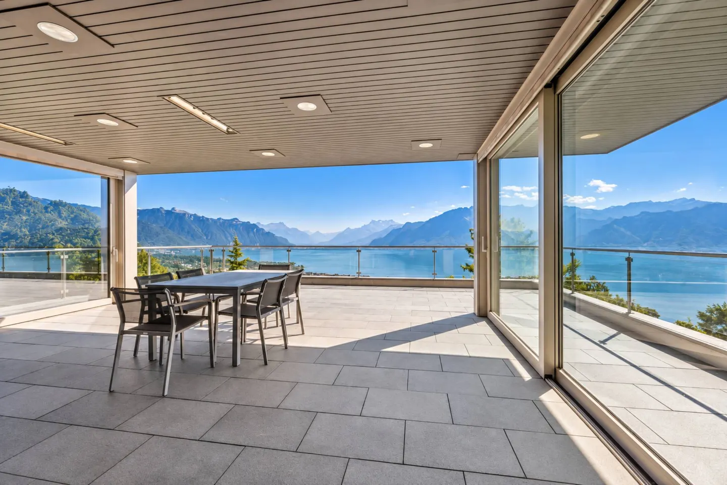 Herrenhaus mit Panoramablick auf den See - Foto 3 von 13