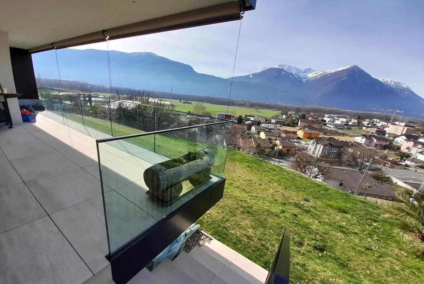 NOUVEAU BÂTIMENT AVEC VUE FANTASTIQUE - Photo 2 sur 6