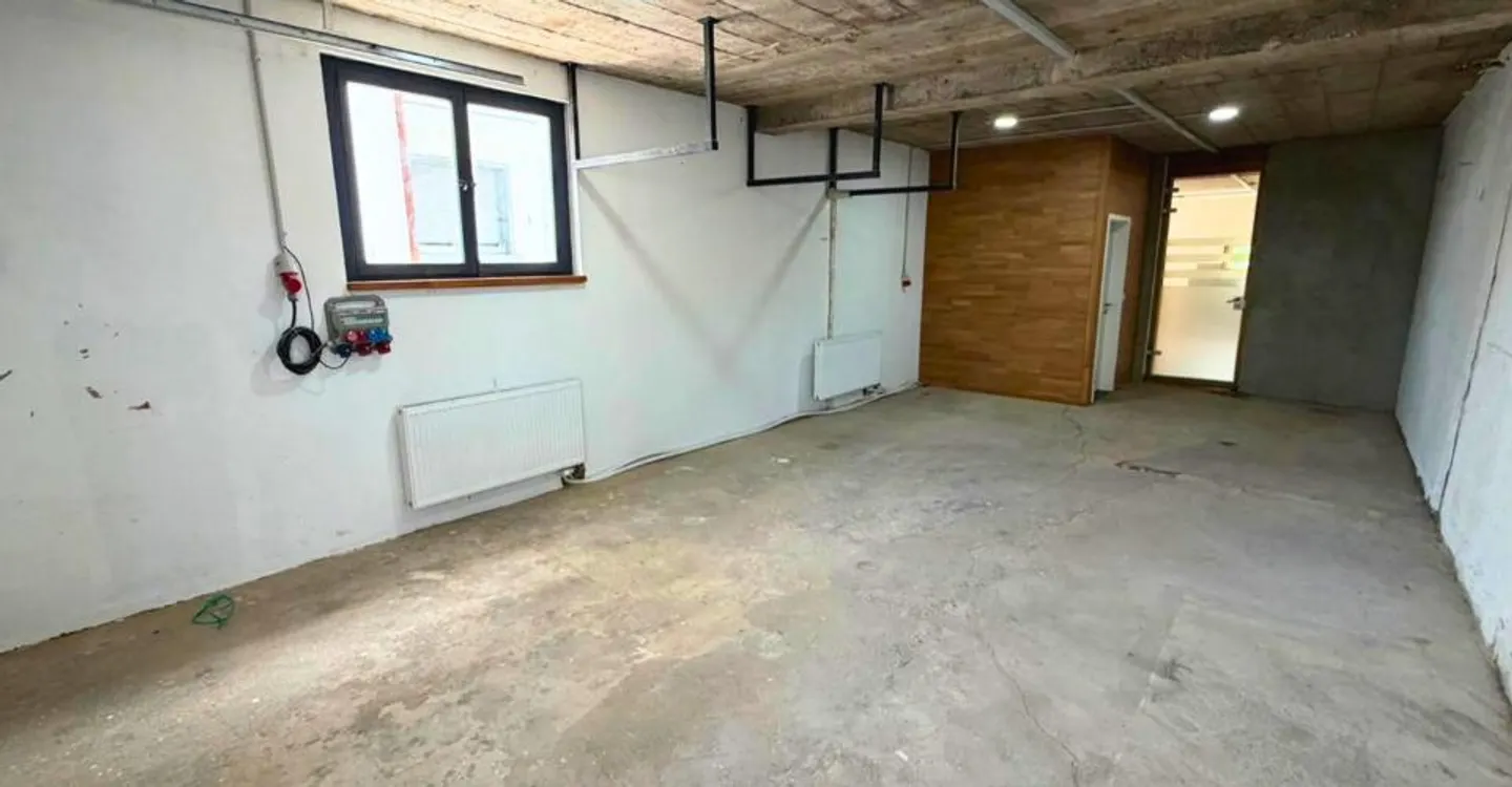 Versatile Commercial Space - Photo 4 of 8