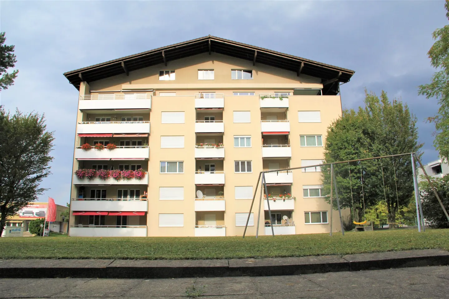 Was bietet diese Wohnung? - grosszügige Räumlichkeiten, schöne Küche, eigener Balkon und einen Kinderspielplatz - Foto 8 von 9