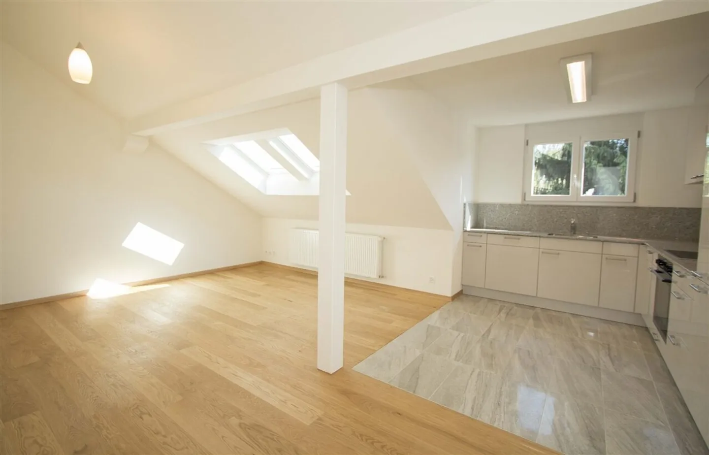Attico premium con vista & ristrutturazione moderna Zurigo Wiedikon - Foto 4 di 10