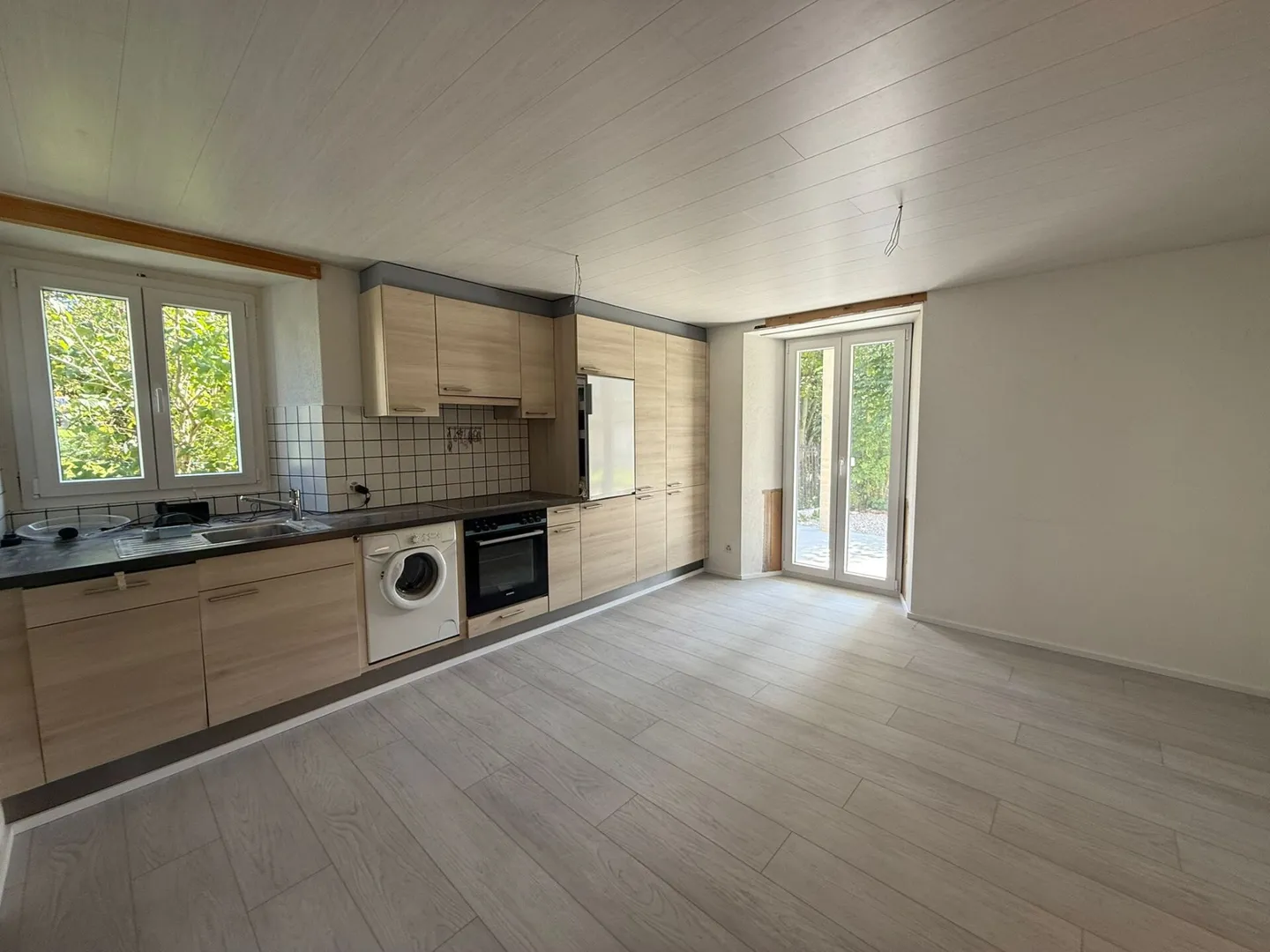 Sonvilier, magnificent 2.5-room apartment on the ground floor with balcony - Photo 2 of 6