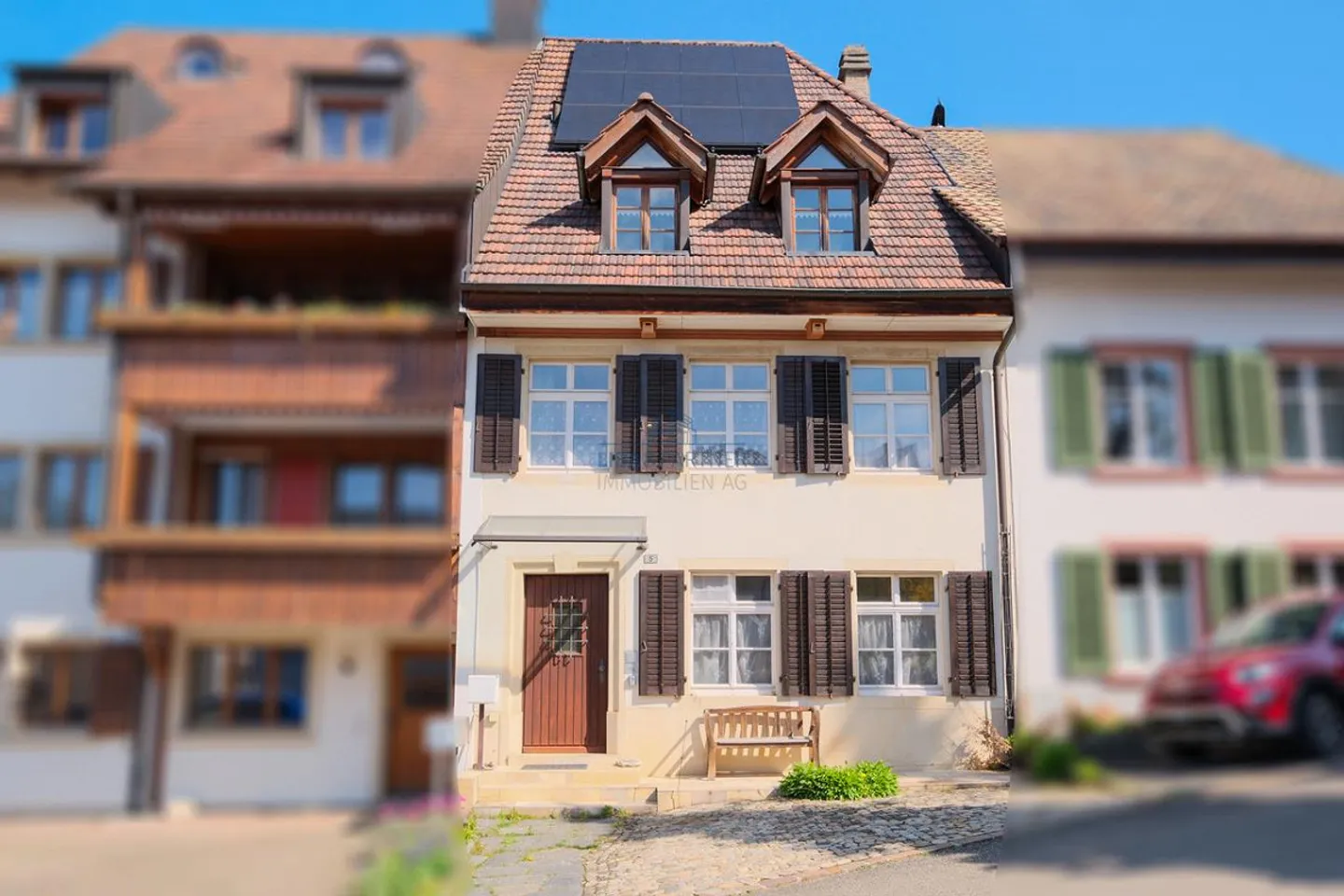 Maison spéciale alliant histoire, caractère et qualité de vie - Photo 2 sur 13