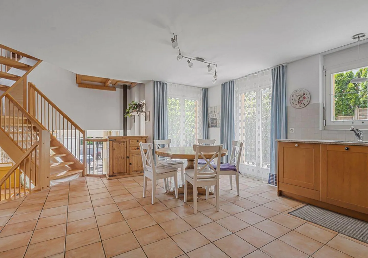 VERSATILE - SPACIOUS - CHARMING - Photo 4 of 12