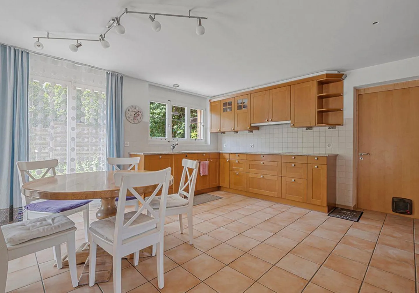 VERSATILE - SPACIOUS - CHARMING - Photo 5 of 12