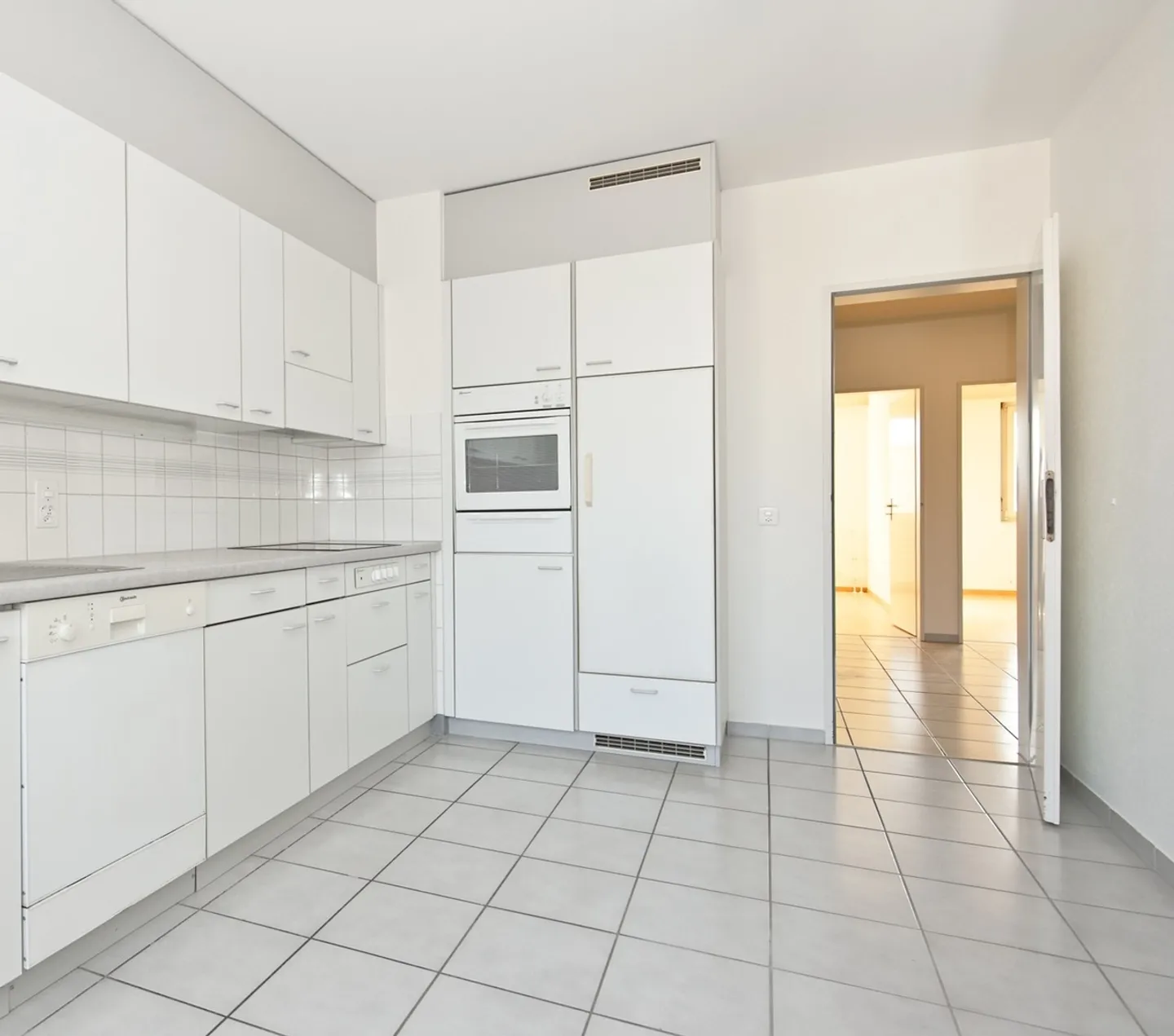Spacious 3.5-Room Apartment - Photo 2 of 7