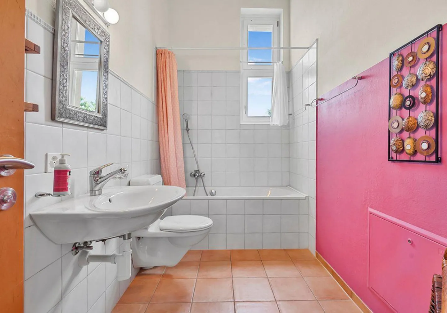 VERSATILE - SPACIOUS - CHARMING - Photo 9 of 12