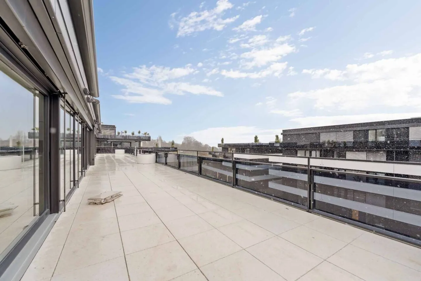 Neues Penthouse mit 5,5 Zimmern und 50 m2 Terrasse - Foto 2 von 7