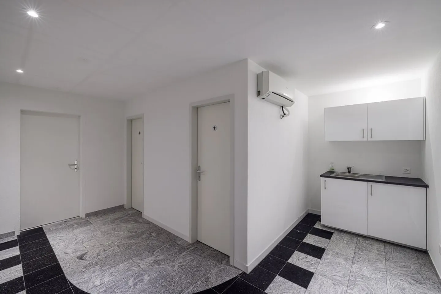 Spazioso ufficio in centro città in affitto! - Foto 3 di 6
