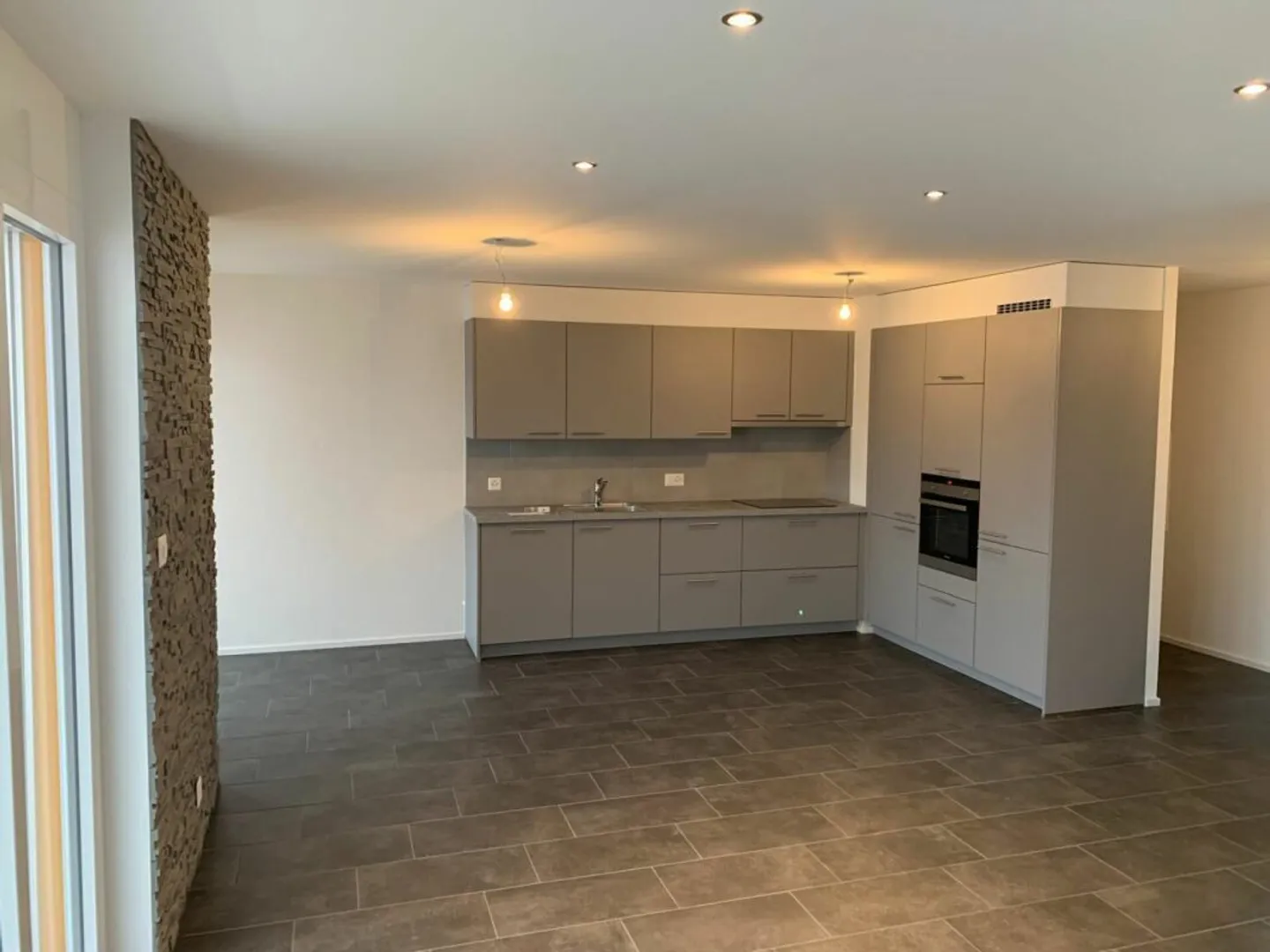 geräumige 3,5 Zimmer helle Wohnung mit Balkon und Außenparkplatz - Foto 2 von 8