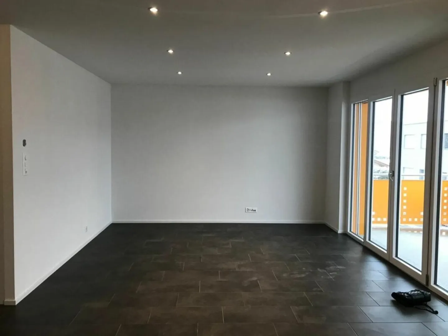 geräumige 3,5 Zimmer helle Wohnung mit Balkon und Außenparkplatz - Foto 3 von 8