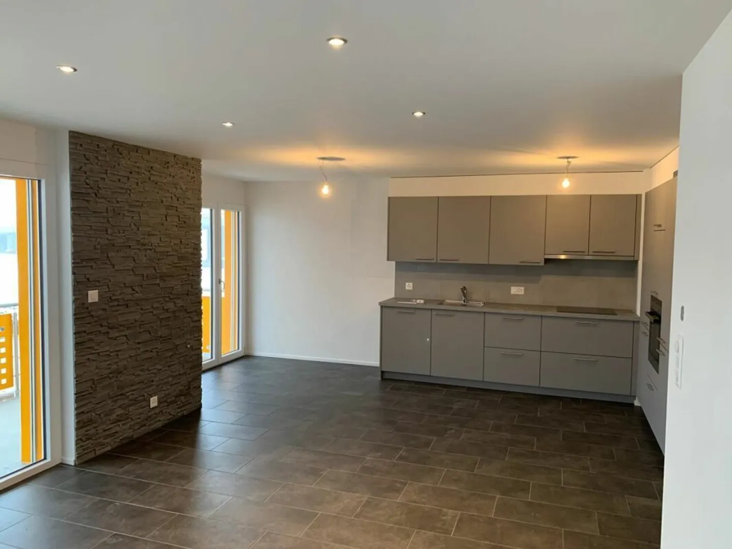 geräumige 3,5 Zimmer helle Wohnung mit Balkon und Außenparkplatz - Foto 4 von 8