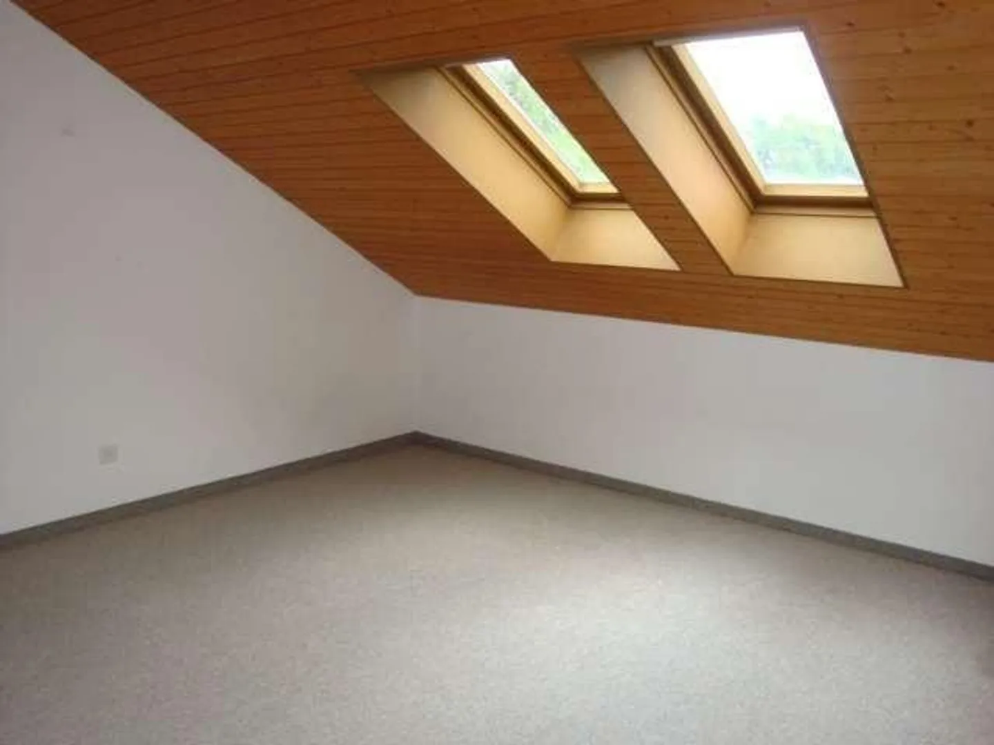 Charmante Appartement sous les combles avec cheminée - Photo 3 sur 8