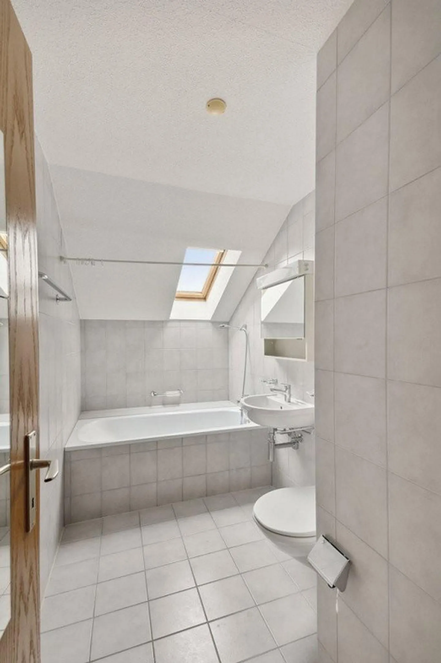 Charmante Appartement sous les combles avec cheminée - Photo 7 sur 8