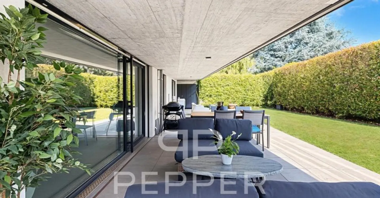 Stunning garden-level apartment with remarkable exteriors - Photo 6 of 13