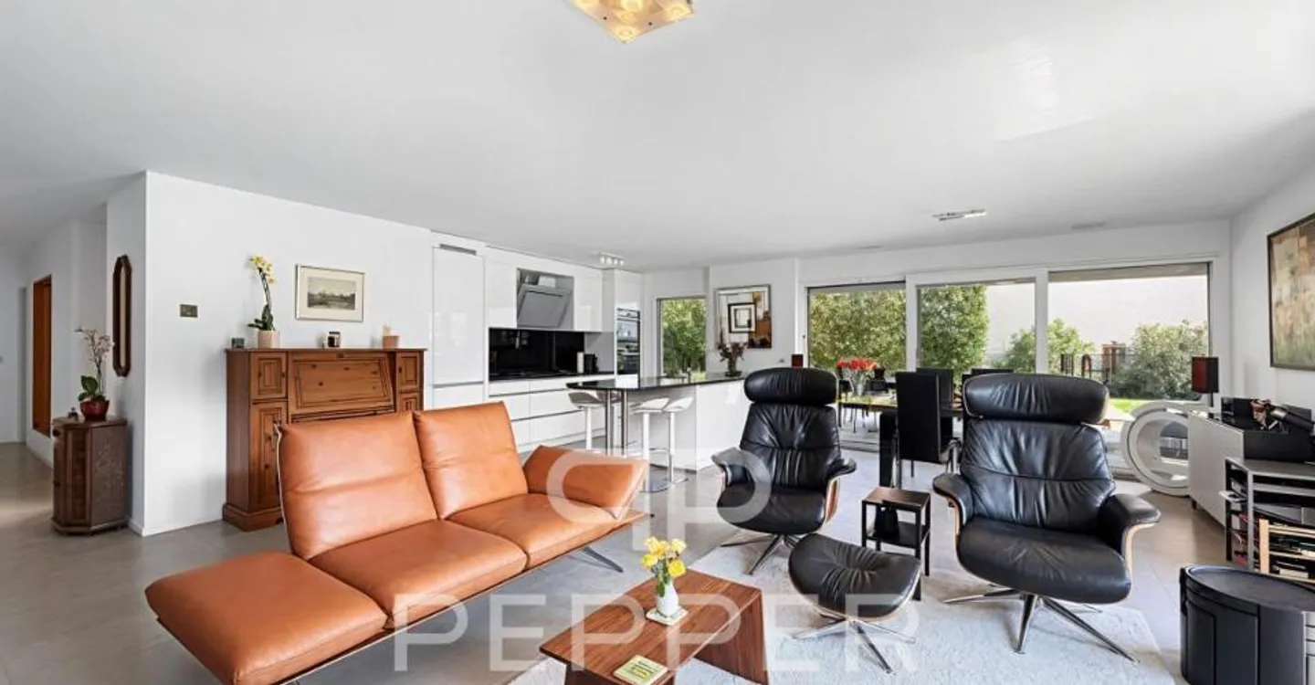 Stunning garden-level apartment with remarkable exteriors - Photo 7 of 13