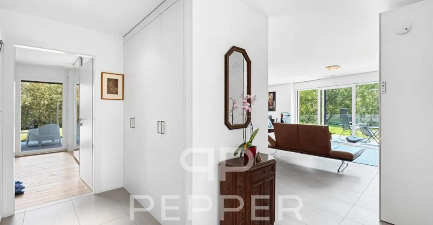 Stunning garden-level apartment with remarkable exteriors - Photo 8 of 13