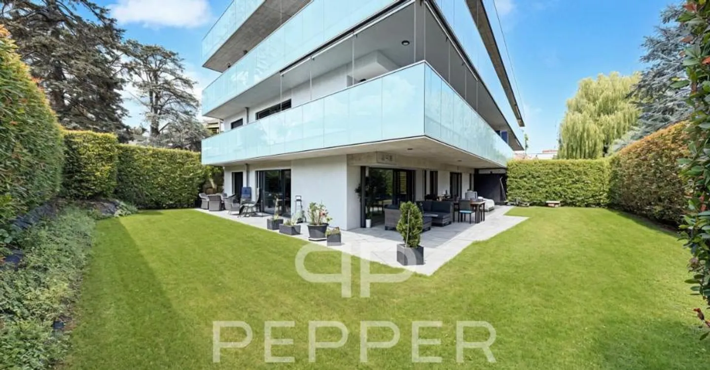 Stunning garden-level apartment with remarkable exteriors - Photo 2 of 13