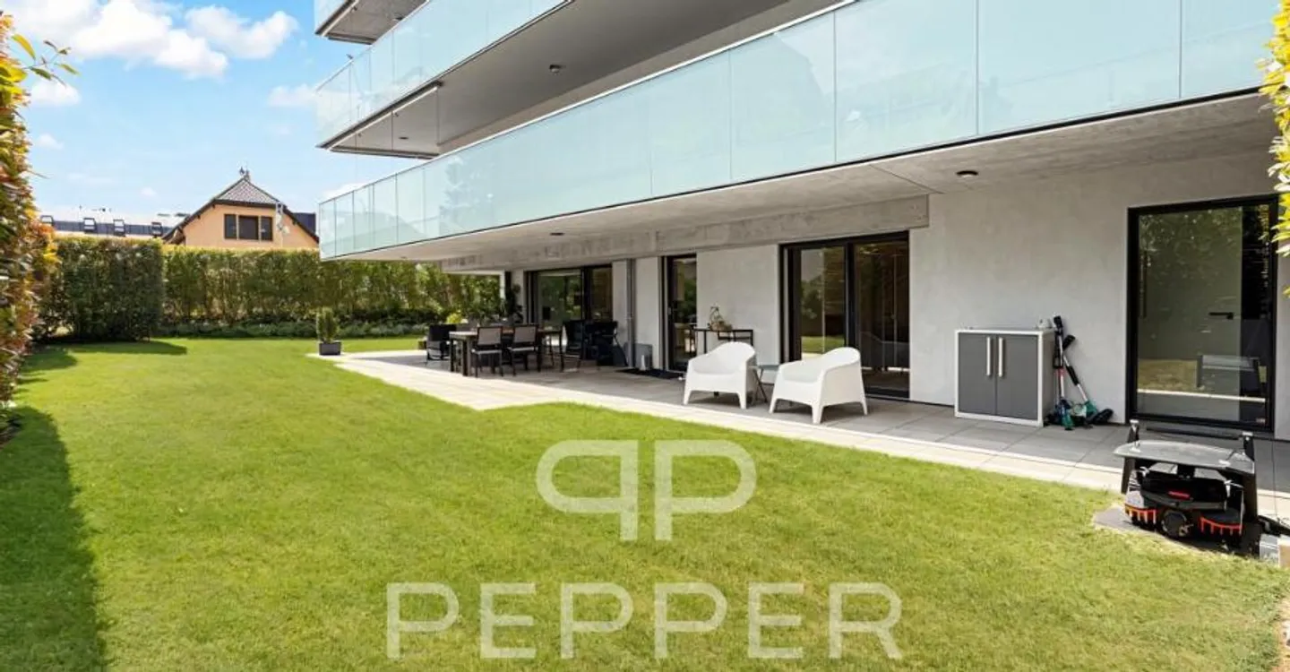 Stunning garden-level apartment with remarkable exteriors - Photo 3 of 13