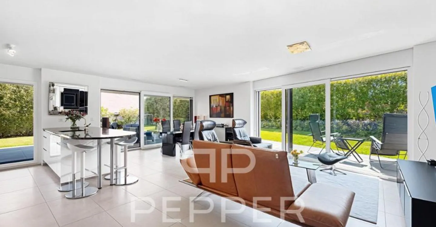 Stunning garden-level apartment with remarkable exteriors - Photo 4 of 13