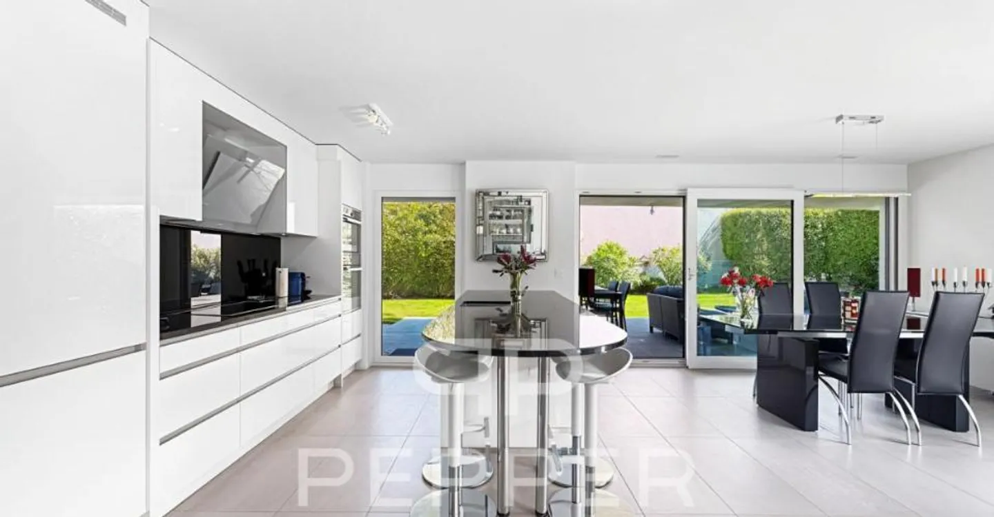 Stunning garden-level apartment with remarkable exteriors - Photo 5 of 13