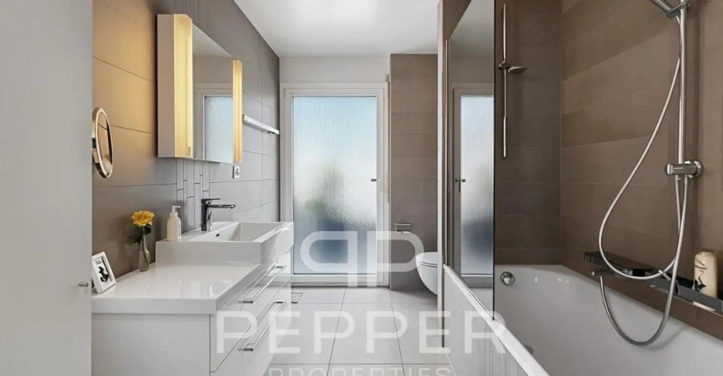 Stunning garden-level apartment with remarkable exteriors - Photo 11 of 13