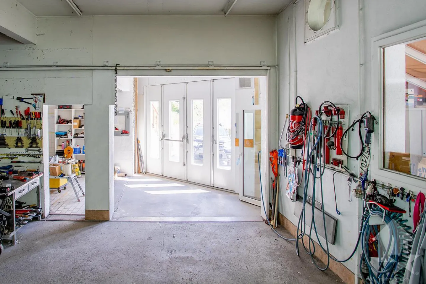 Opportunity: large workshop of 137 m² with second building, 98 m² - Photo 8 of 11