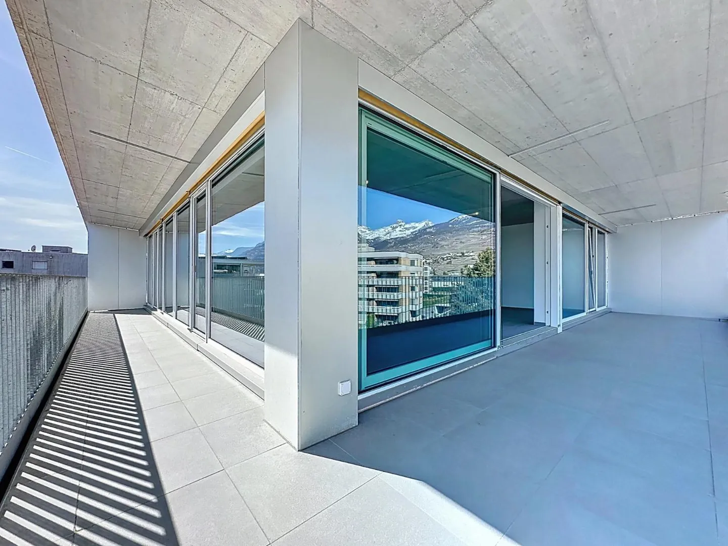 Attique lumineux avec vaste balcon - Photo 11 sur 12