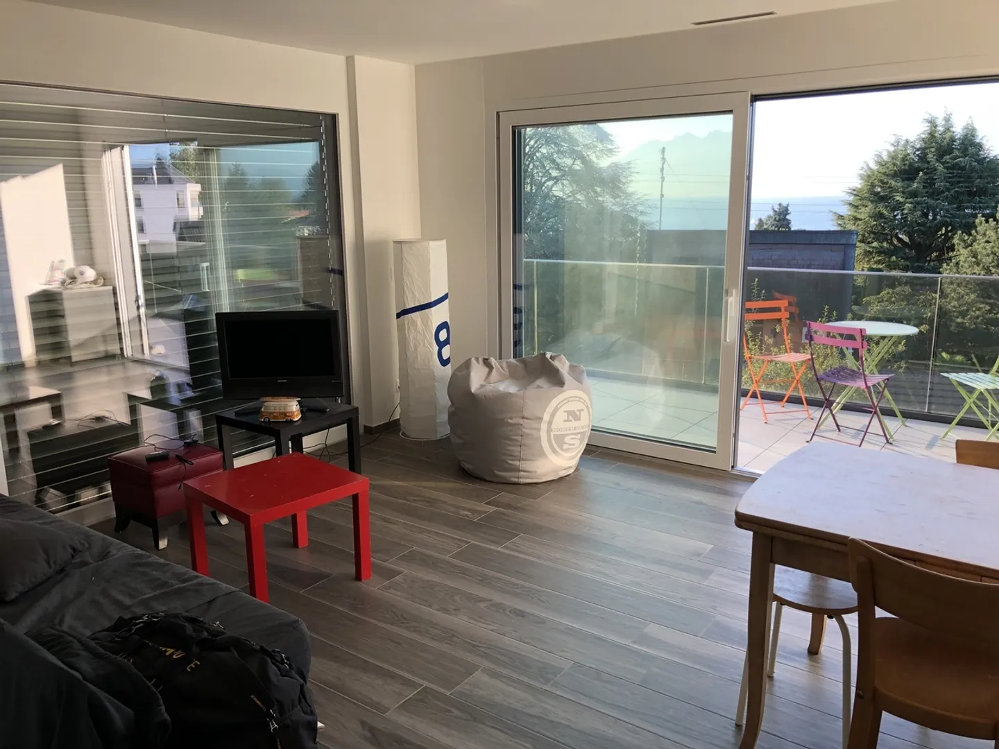 Magnifique appartement de 2,5 pièces au 1er étage. Exécution de haute qualité. - Photo 2 sur 5