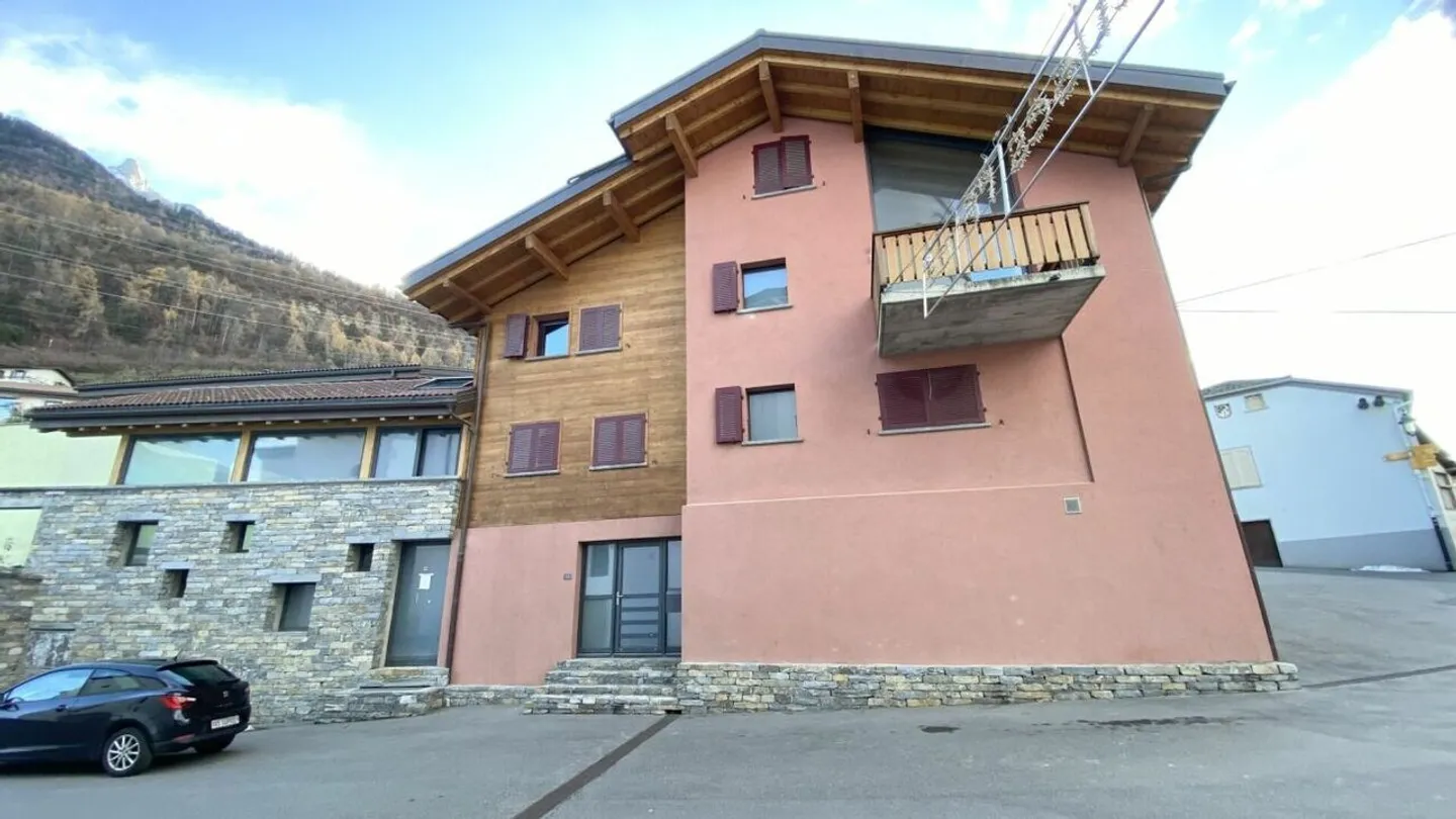 In vendita nel centro del villaggio - Villa con piscina interna - Foto 1 di 12