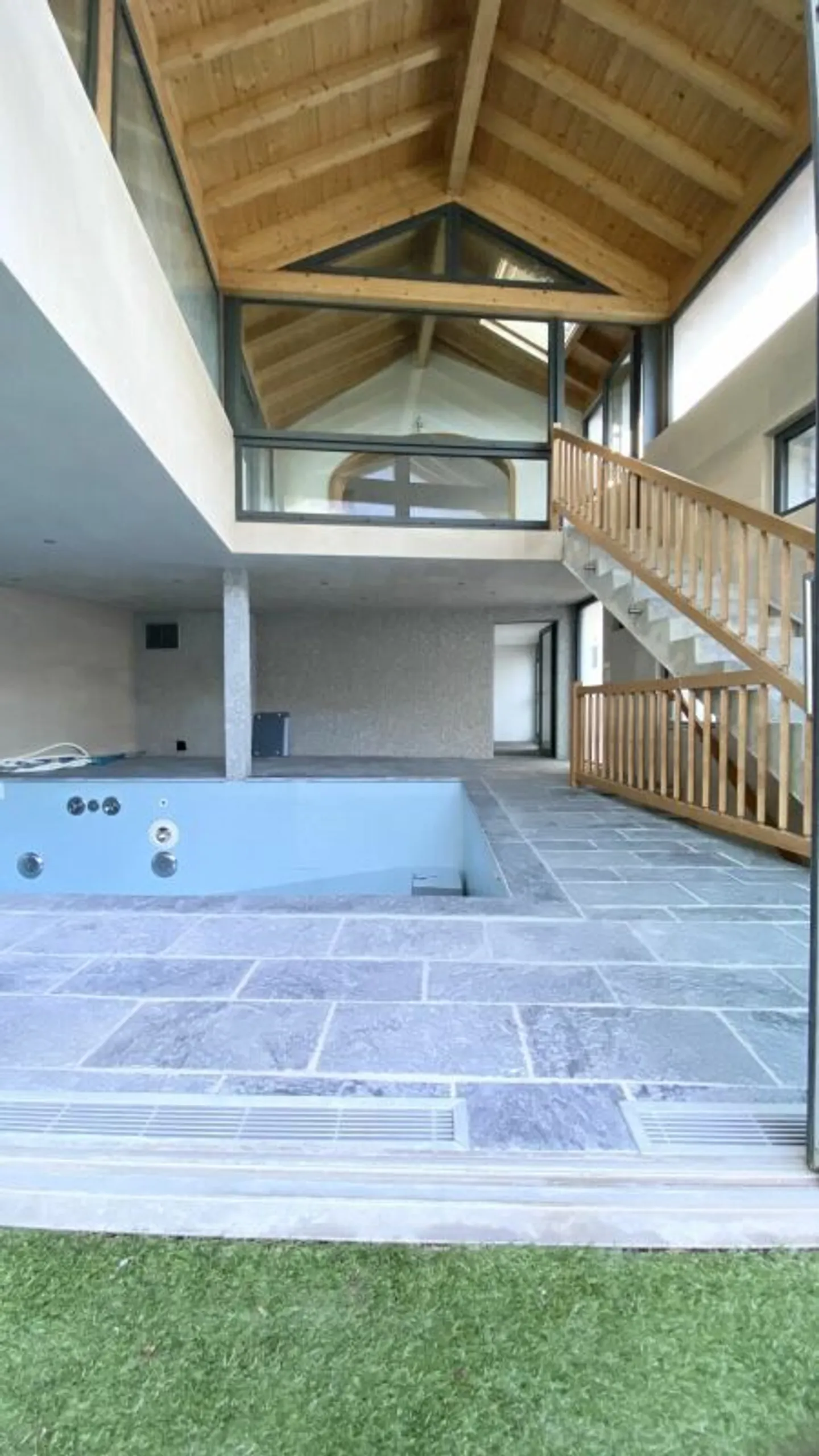 In vendita nel centro del villaggio - Villa con piscina interna - Foto 2 di 12