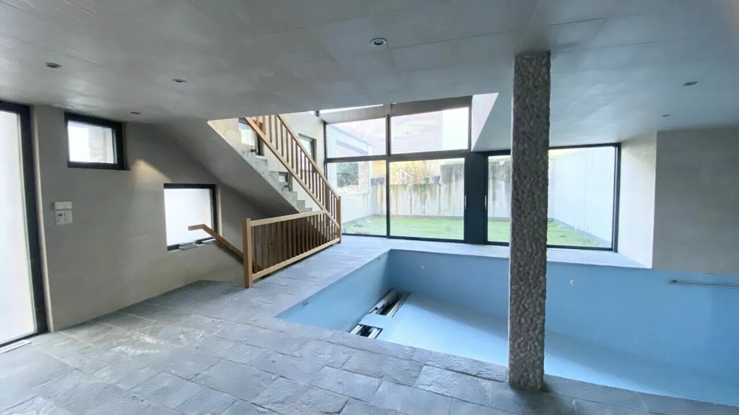 In vendita nel centro del villaggio - Villa con piscina interna - Foto 3 di 12