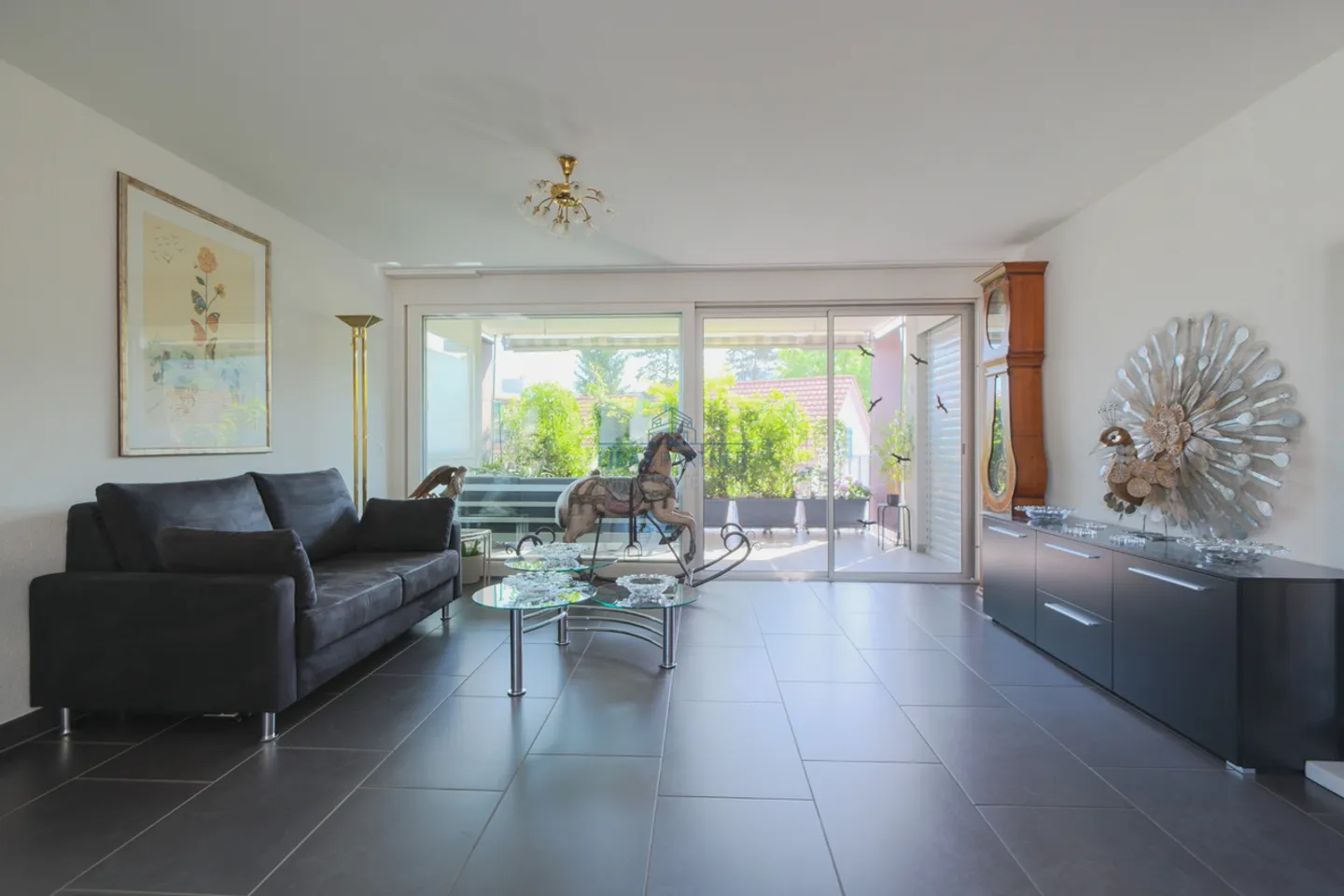 Ampio e moderno appartamento di 3,5 stanze con balcone e stanza hobby ad Aesch - Foto 1 di 13