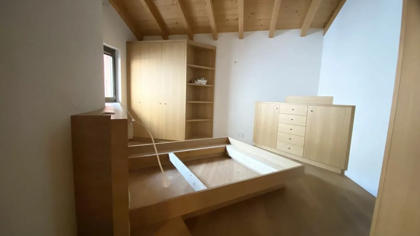 In vendita nel centro del villaggio - Villa con piscina interna - Foto 7 di 12