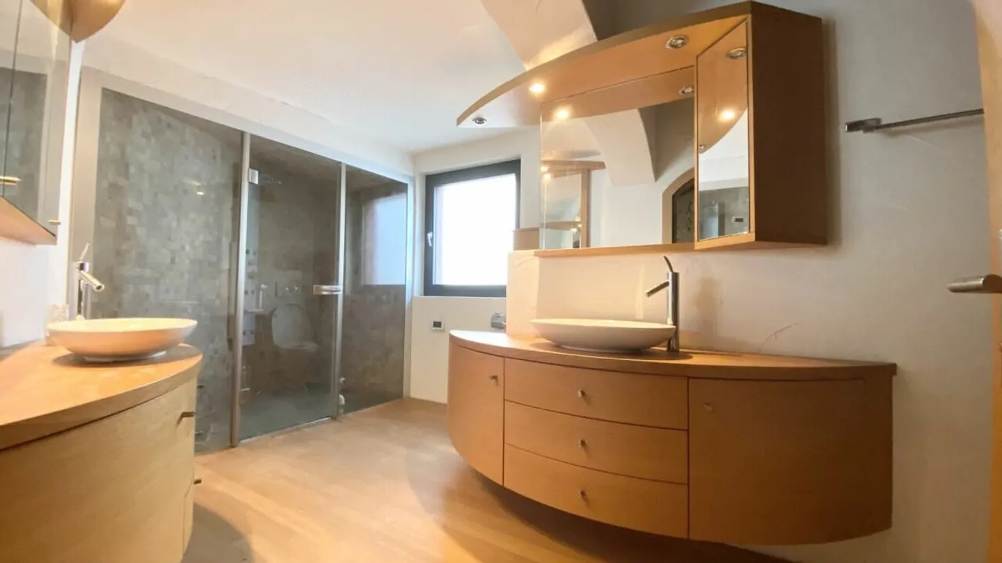 In vendita nel centro del villaggio - Villa con piscina interna - Foto 9 di 12
