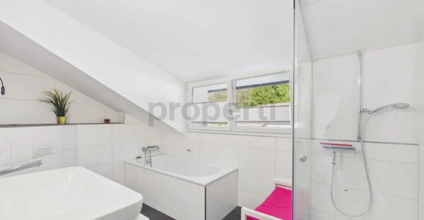 Quiet 4.5-room single-family house with spacious garden and expansion potential - Photo 8 of 11