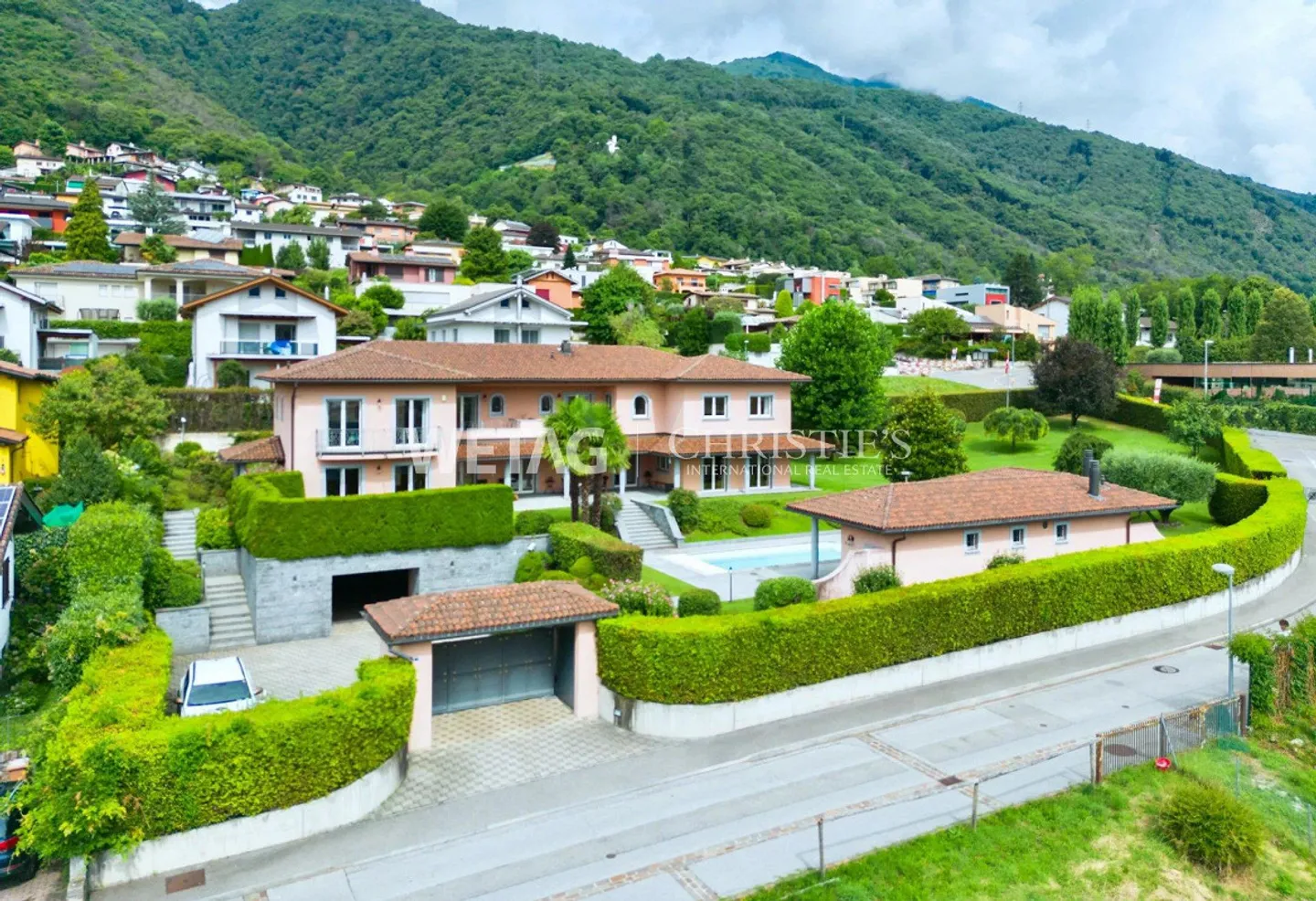 In vendita a Lugano-Manno elegante villa con piscina, grande giardino... - Foto 1 di 13