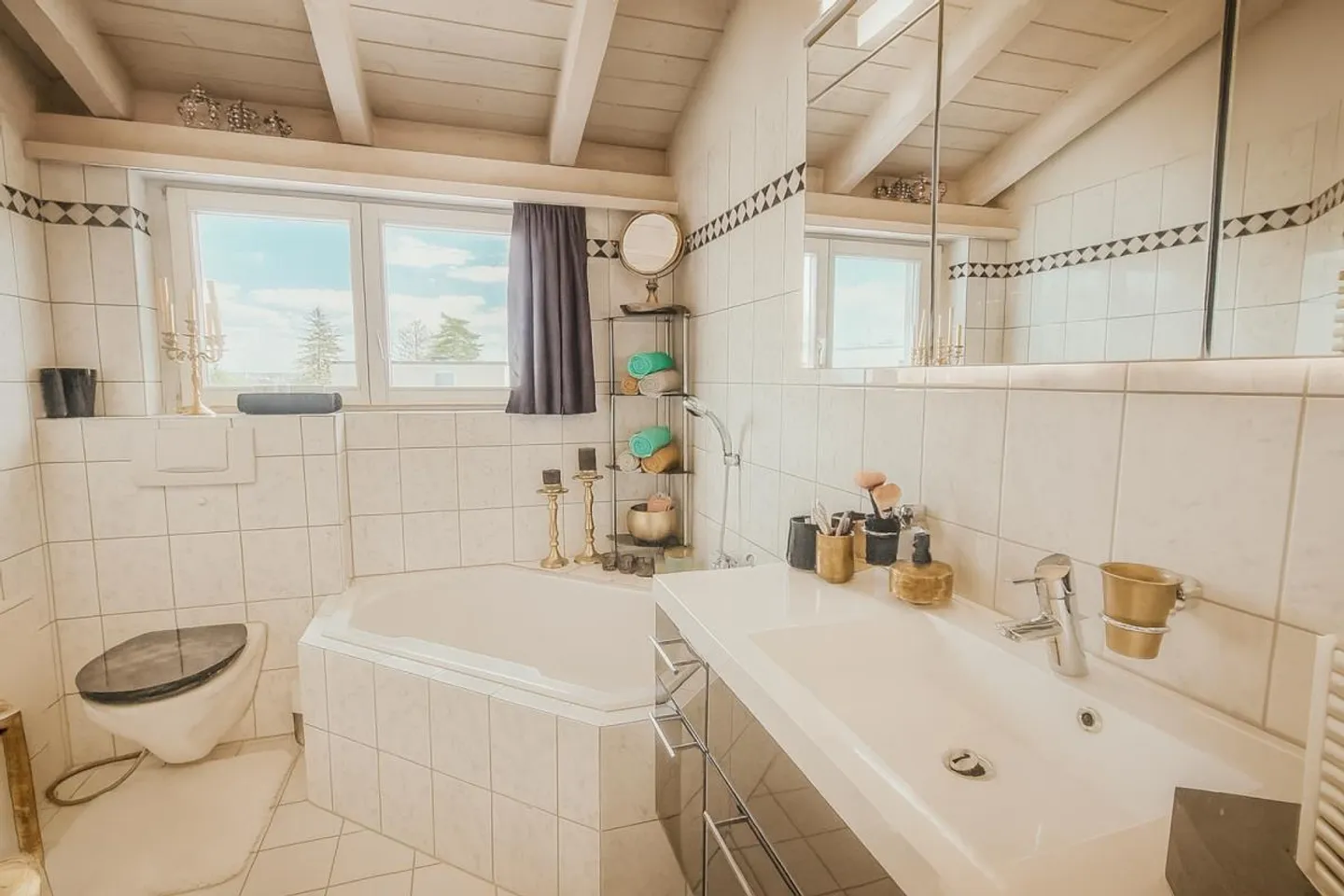 Dachwohnung mit Stil - Foto 3 von 9