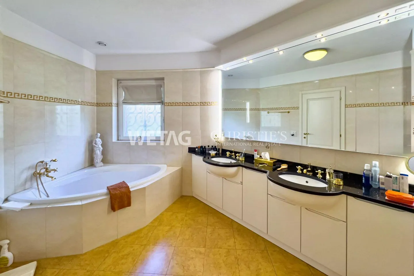 In vendita a Lugano-Manno elegante villa con piscina, grande giardino... - Foto 9 di 13