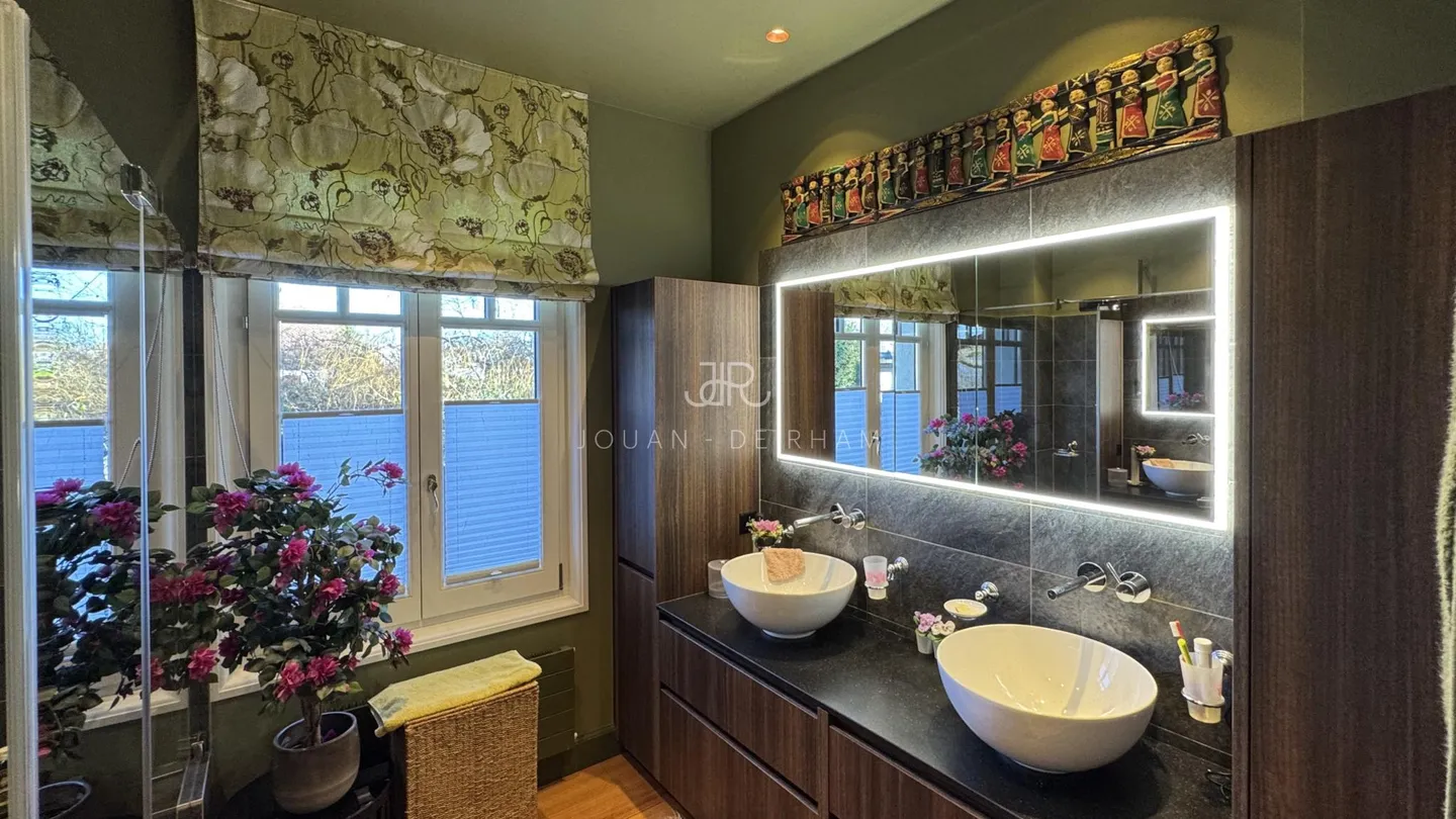 Charming Swiss Chalet Retreat - Photo 15 of 17