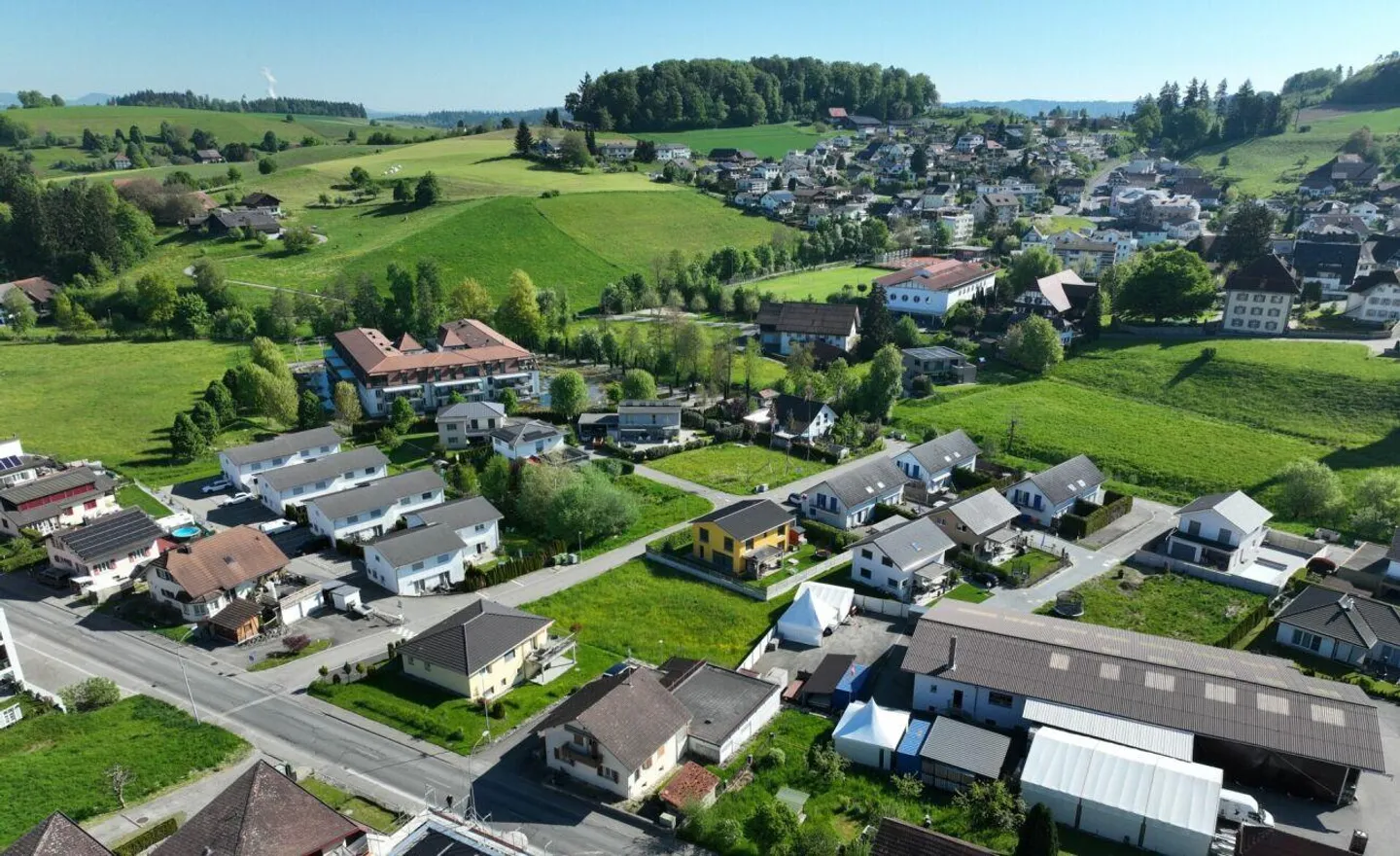 Casa unifamiliare con grande terrazza, giardino e molte stanze aggiuntive per hobby e sufficienti posti auto - Foto 1 di 8