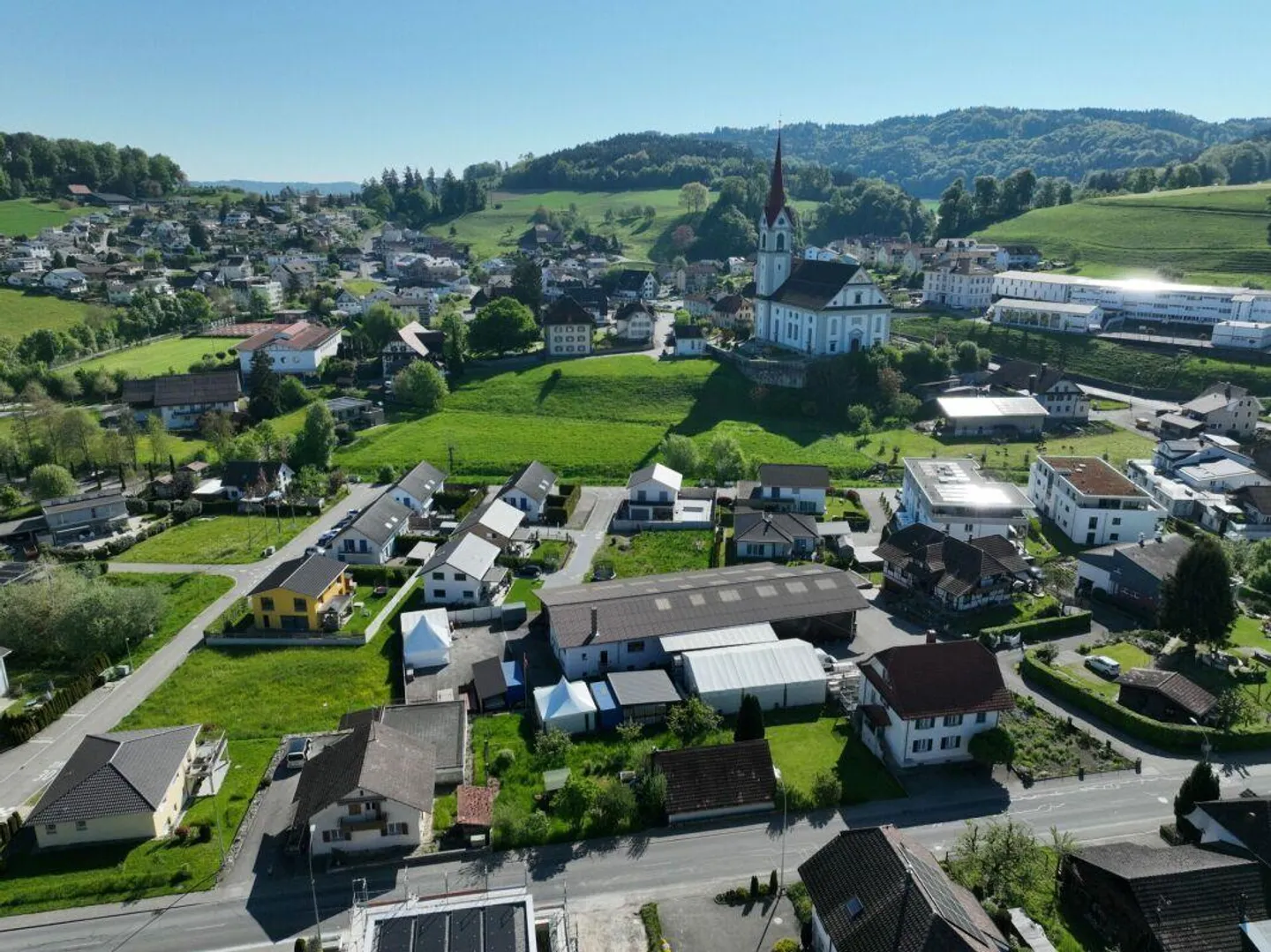 Casa unifamiliare con grande terrazza, giardino e molte stanze aggiuntive per hobby e sufficienti posti auto - Foto 8 di 8