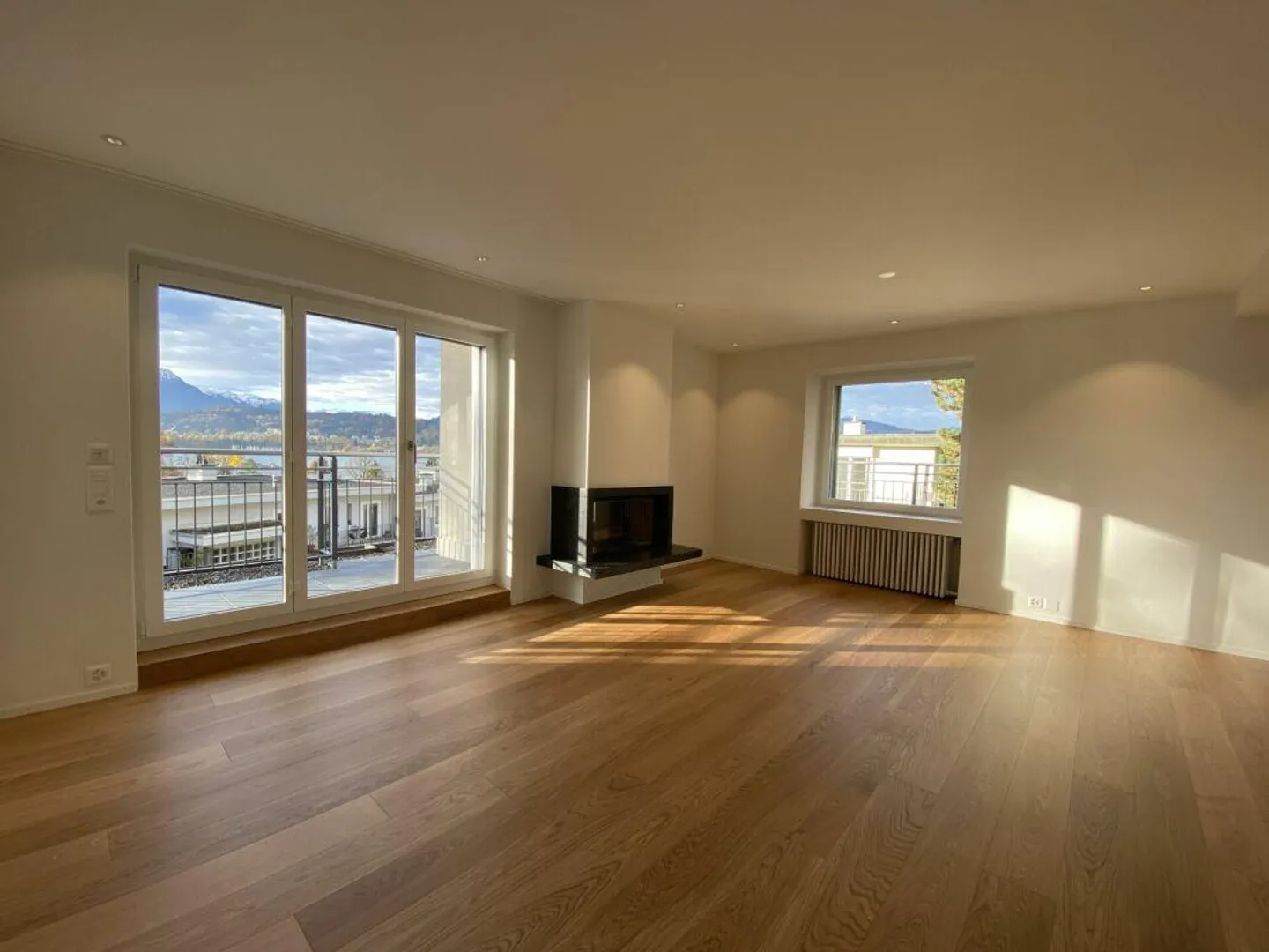 Penthouse apartment with fantastic lake and mountain views - Photo 5 of 13