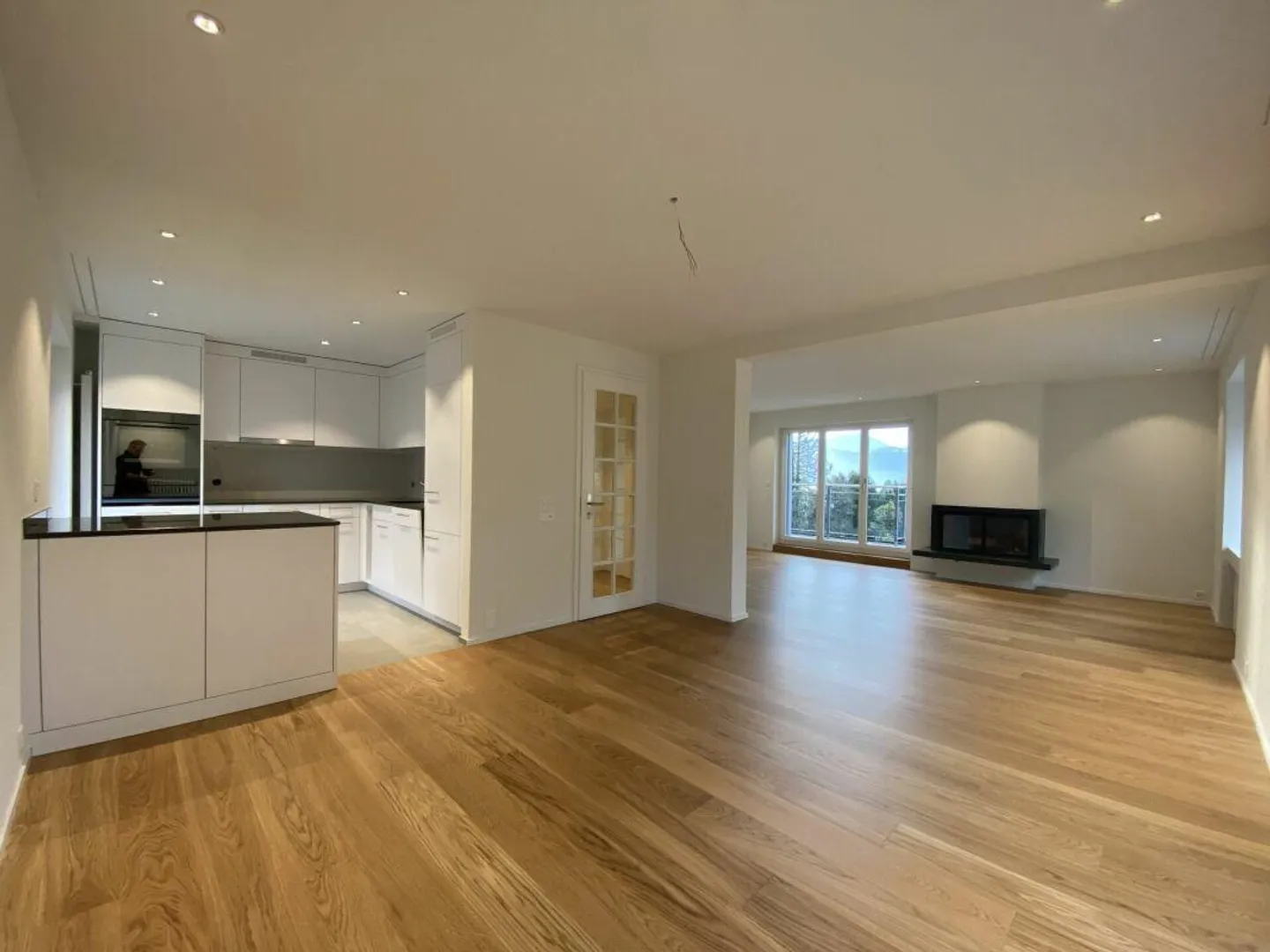 Penthouse apartment with fantastic lake and mountain views - Photo 3 of 13