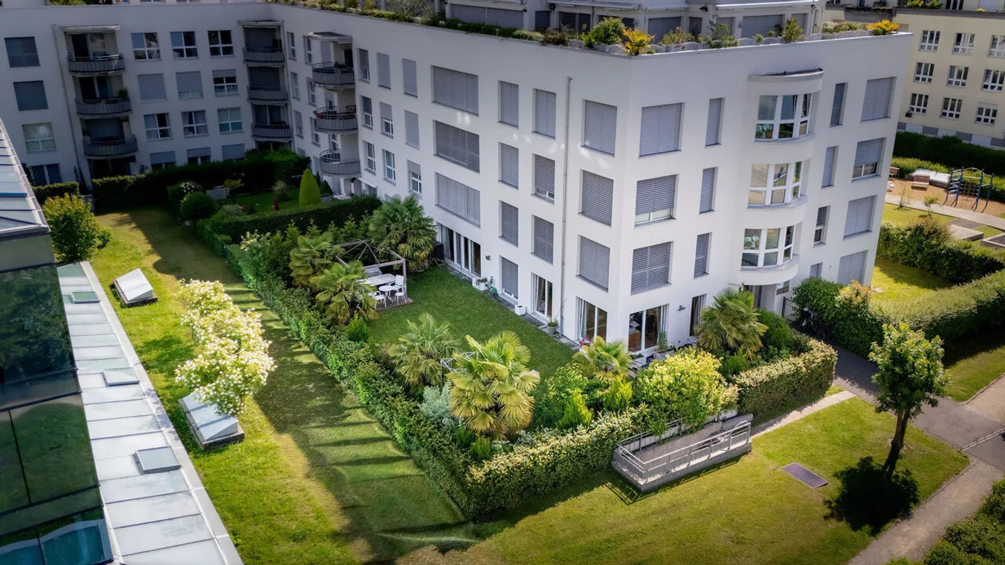Exceptional commercial space with private garden - Photo 2 of 10