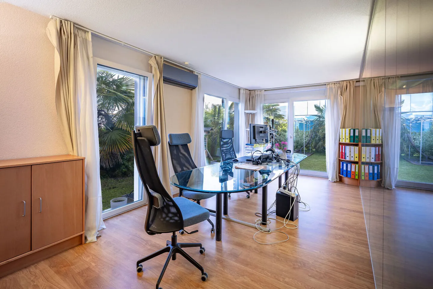 Exceptional commercial space with private garden - Photo 5 of 10