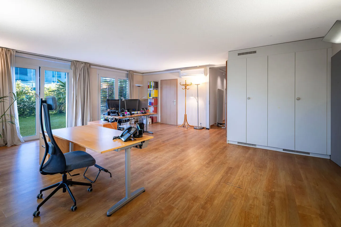 Exceptional commercial space with private garden - Photo 6 of 10