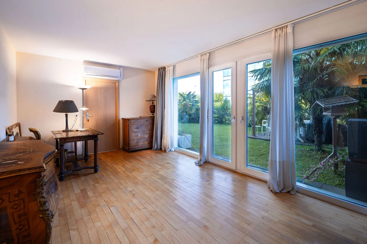 Exceptional commercial space with private garden - Photo 7 of 10